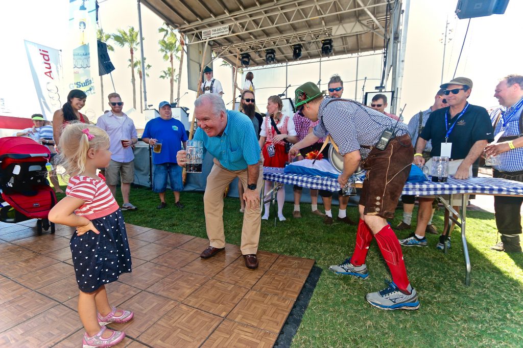 mayor_bob_buckhorn_w_americana_girl